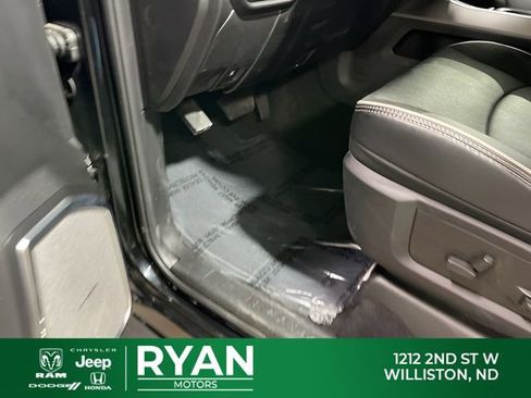 New 2026 RAM 2500 Laramie AWD/4WD image 13