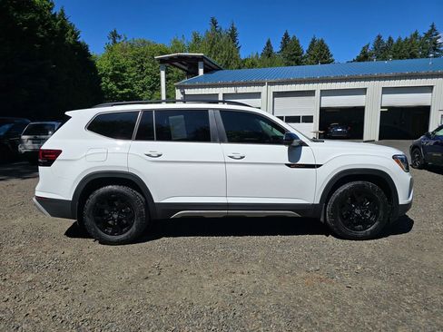 Used 2025 Volkswagen Atlas Peak Edition SE AWD/4WD image 3