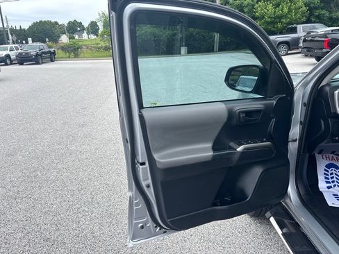 Used 2019 Toyota Tacoma SR5 RWD image 11