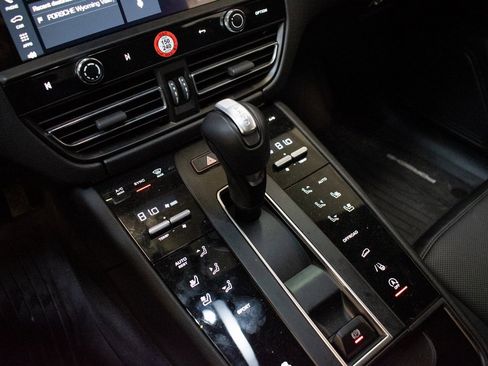 Certified 2025 Porsche Macan image 31