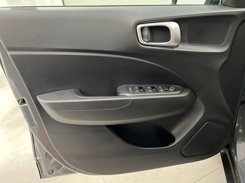 Used 2025 Hyundai Venue SE FWD image 11