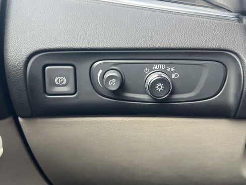 Used 2021 Buick Enclave Essence w/ Sport Touring Edition image 17