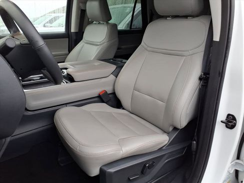 Used 2025 Ford Expedition Active image 8