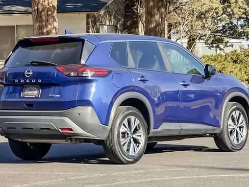 Used 2023 Nissan Rogue SV image 4