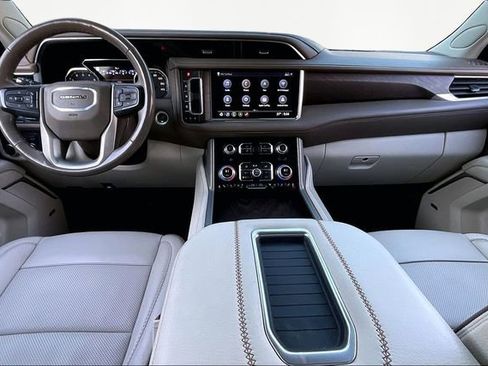 Used 2021 GMC Yukon XL Denali w/ Denali Premium Package image 7
