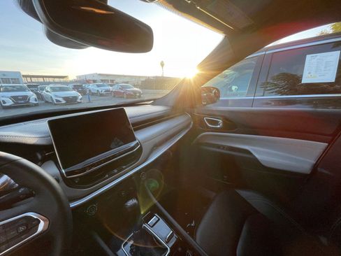 Used 2025 Jeep Compass Limited image 35