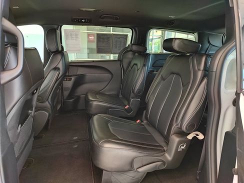 Used 2025 Chrysler Pacifica Select FWD image 11