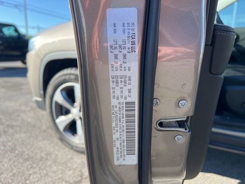 Used 2019 Jeep Cherokee Limited AWD/4WD image 22