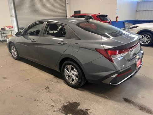 Used 2024 Hyundai Elantra SE image 3