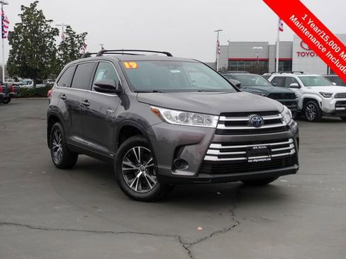 Used 2019 Toyota Highlander LE image 2