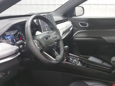 Used 2025 Jeep Compass Latitude image 15