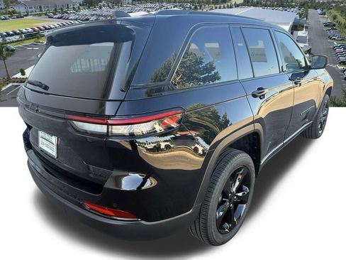 Certified 2025 Jeep Grand Cherokee Limited w/ Black Appearance Package image 5