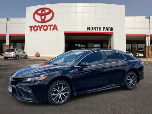 Used 2024 Toyota Camry SE FWD image 1