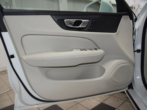 Used 2020 Volvo V60 T5 Momentum w/ Premium Package image 40