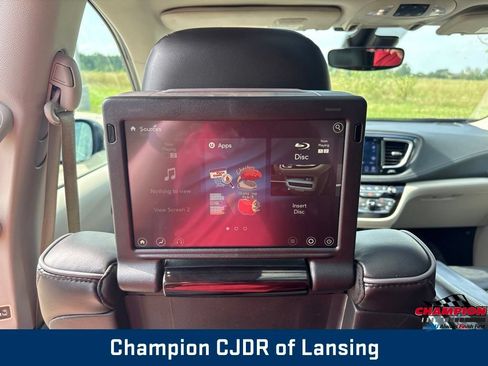 Used 2019 Chrysler Pacifica Limited w/ Tire & Wheel Group FWD image 16