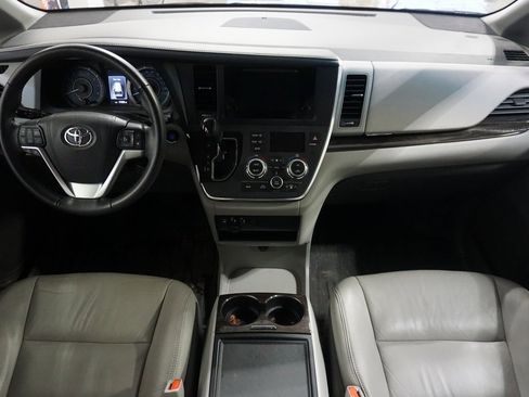 Used 2017 Toyota Sienna XLE image 25