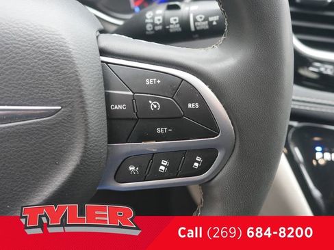 Used 2023 Chrysler Pacifica Touring-L FWD image 29