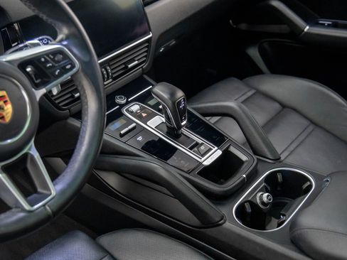 Used 2022 Porsche Cayenne Platinum Edition image 13