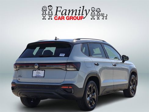 New 2026 Volkswagen Taos SE image 4