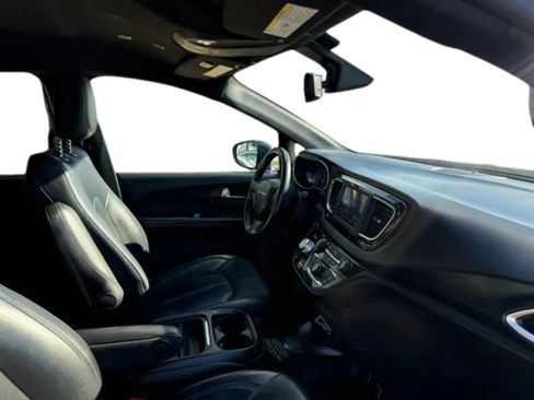 Used 2020 Chrysler Pacifica Touring-L FWD image 23