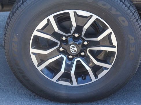 Used 2022 Toyota Tacoma TRD Sport w/ Technology Package image 11