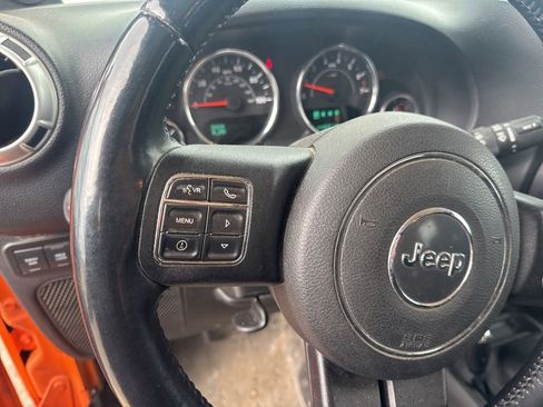 Used 2012 Jeep Wrangler Unlimited Rubicon w/ Connectivity Group AWD/4WD image 13