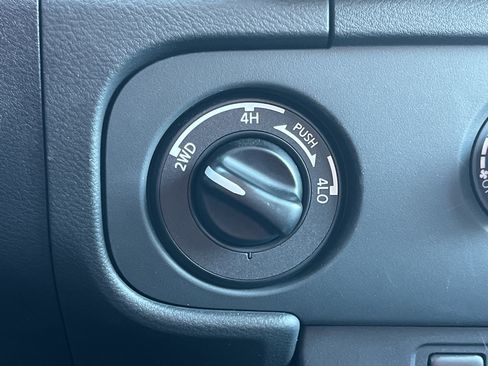 Used 2025 Nissan Frontier SV image 7