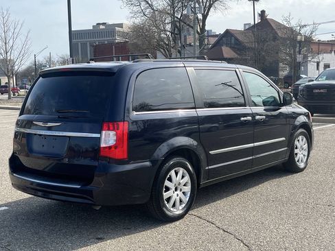 Used 2011 Chrysler Town & Country Touring-L w/ Entertainment Group #2 FWD image 6