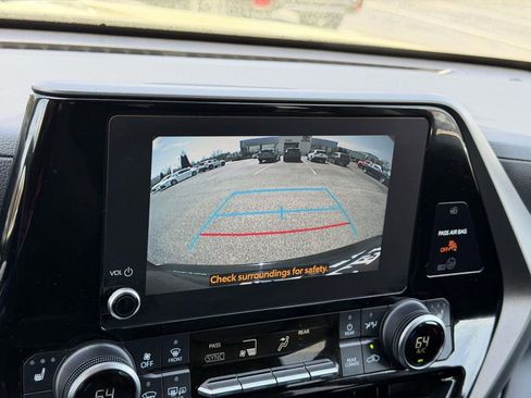 Certified 2024 Toyota Highlander XLE image 5