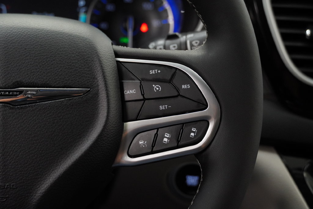 Certified 2024 Chrysler Pacifica Touring-L FWD image 42
