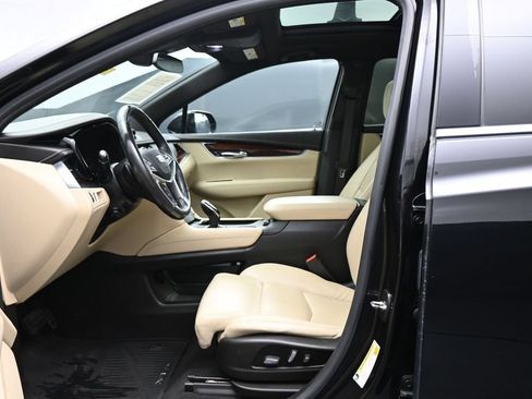 Used 2017 Cadillac XT5 Luxury w/ Driver Awareness Package FWD image 9