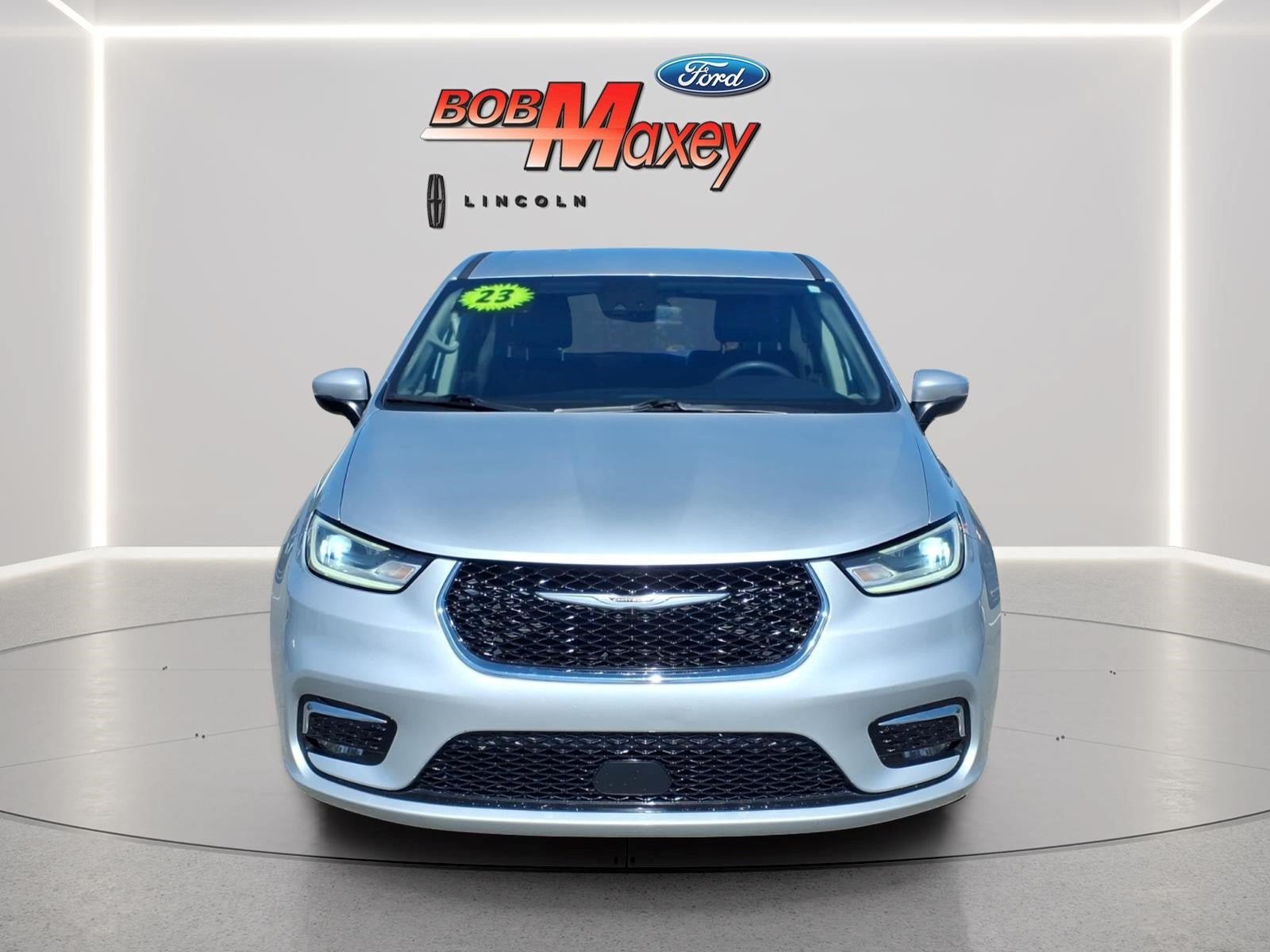 Used 2023 Chrysler Pacifica Touring-L FWD image 2