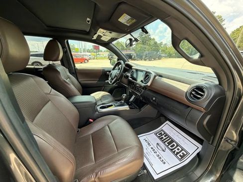 Used 2016 Toyota Tacoma Limited w/ Towing Package AWD/4WD image 16