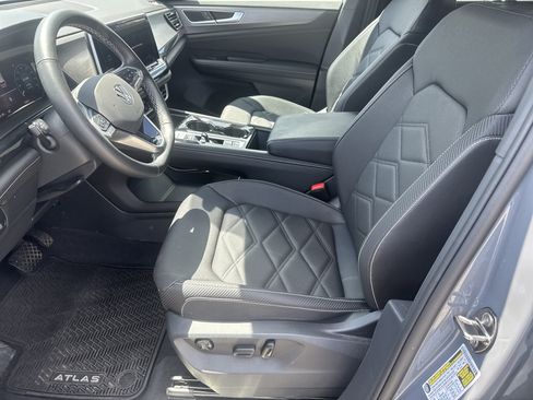 Certified 2025 Volkswagen Atlas Cross Sport SE w/ Panoramic Sunroof Package AWD/4WD image 5