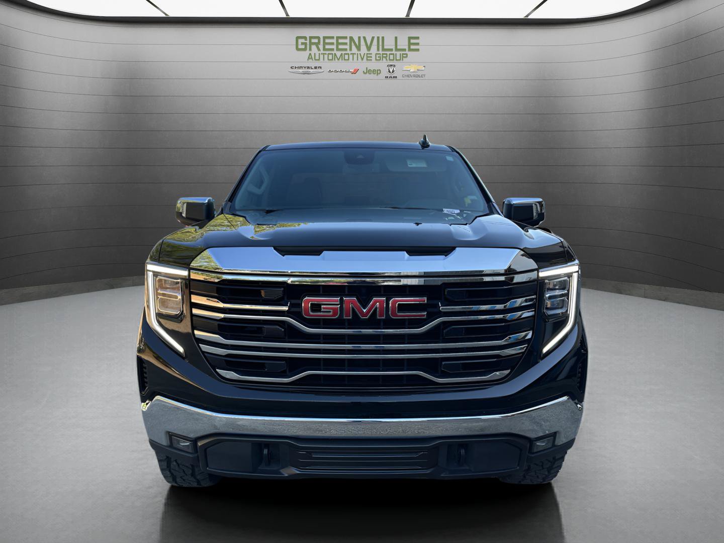 Used 2025 GMC Sierra 1500 SLT AWD/4WD image 2