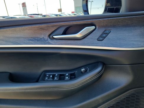 Used 2023 Jeep Grand Cherokee L Limited AWD/4WD image 17