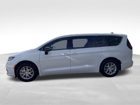 Used 2025 Chrysler Pacifica Select FWD image 4