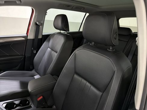 Used 2023 Volkswagen Tiguan SE w/ Panoramic Sunroof Package image 5