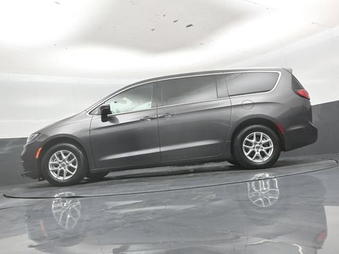 Used 2023 Chrysler Pacifica Touring-L FWD image 46