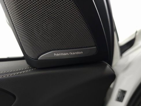 Used 2025 BMW X7 M60i w/ Climate Comfort Package image 17