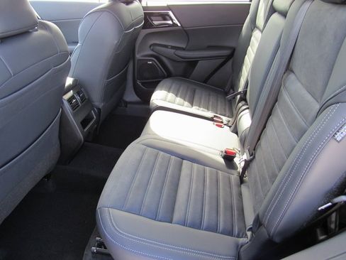 New 2025 Mitsubishi Outlander SE image 9