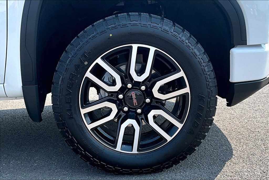 Used 2024 GMC Sierra 1500 AT4 w/ AT4 Preferred Package AWD/4WD image 9
