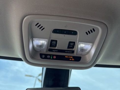 Used 2021 Chevrolet Traverse High Country image 26