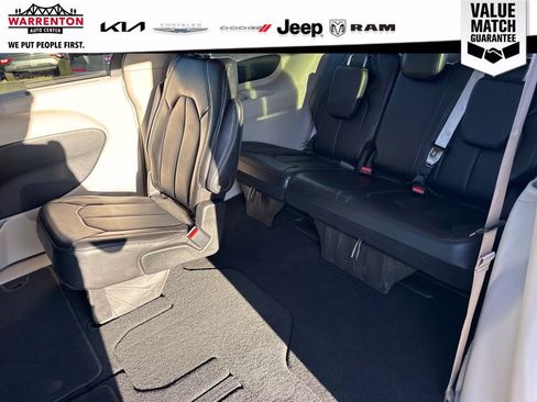 Used 2024 Chrysler Pacifica Touring-L FWD image 12