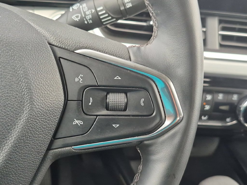 Used 2025 Chevrolet Trax LT w/ LT Convenience Package FWD image 22