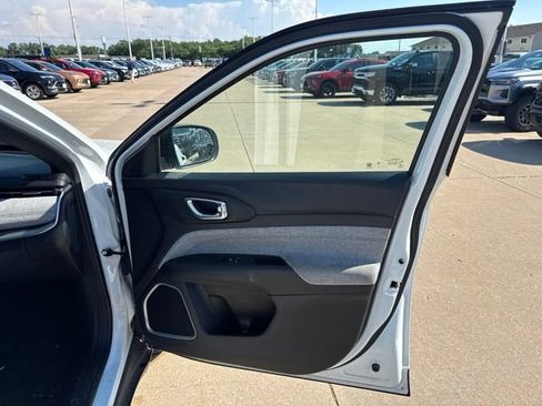 Used 2024 Jeep Compass Latitude AWD/4WD image 12