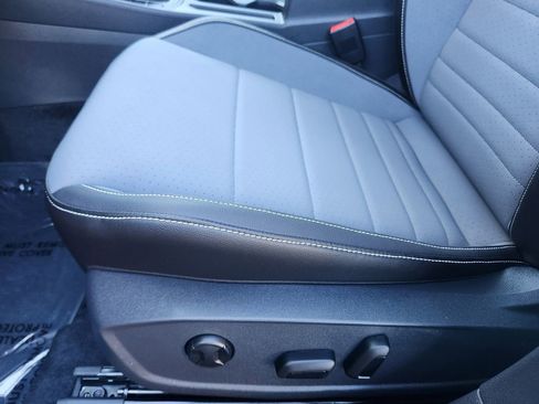 Certified 2025 Volkswagen Jetta SE w/ Sunroof Package image 9