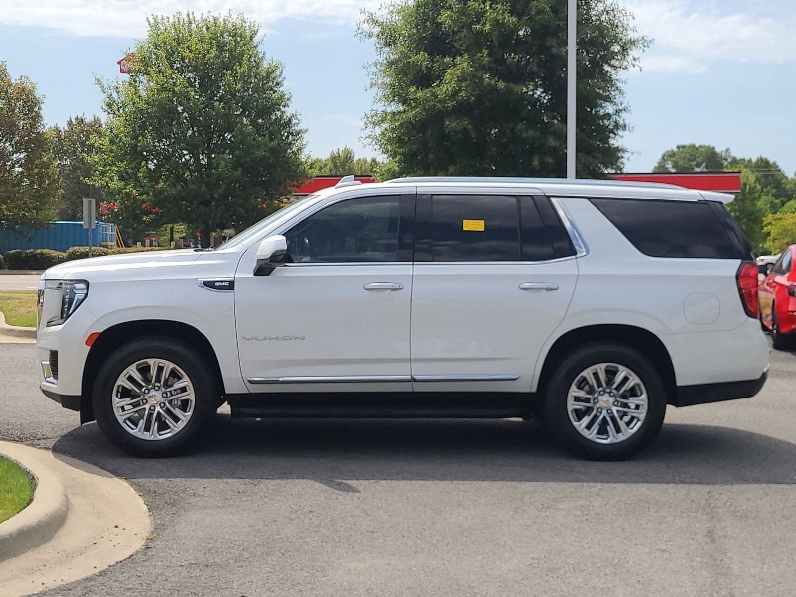 Used 2022 GMC Yukon SLT w/ SLT Premium Package AWD/4WD image 6