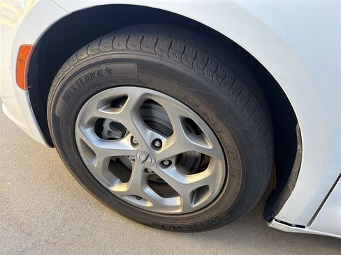 Used 2023 Chrysler Pacifica Limited image 4