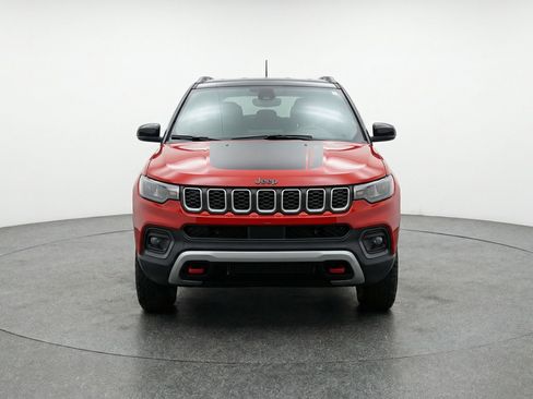 Used 2025 Jeep Compass Trailhawk image 2